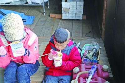 方便面吃得香啊。