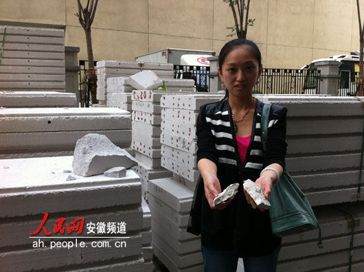 即便是瘦瘦的女业主,板材在手上也是一掰就碎