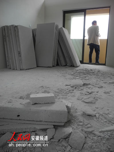 业主们的心就像这些板材一样,碎了一地