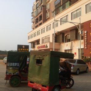 网帖中提到的清水湾酒店,距离事发地“金装——GUESS洁仕卫浴”约80米