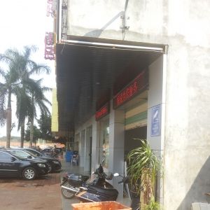 喜悦酒店周围为公共视频监控区,门口有四个摄像头。